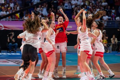 Les jugadores de la selecció que entrena Bernat Canut celebren el pas a la final.