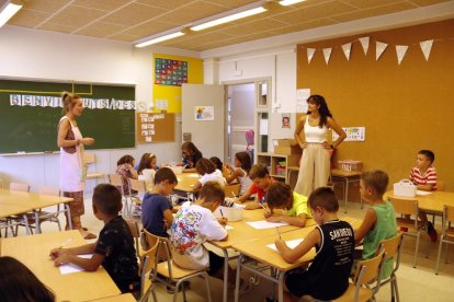 Alumnes de segon de primària de l'escola Països Catalans de Lleida, durant l'hora de lleure educatiu, amb dues monitores.