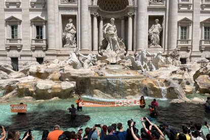 Activistas por el clima tiñen de negro la Fontana di Trevi de Roma