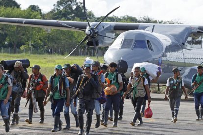 Siguen buscando a los 4 niños desaparecidos después del accidente aéreo en Colombia