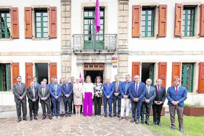 Vergés i Erra, al centre, amb la resta de conselhèrs i les autoritats que van assistir ahir a la constitució del Conselh Generau d’Aran.