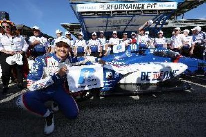 El pilot espanyol Álex Palou mentre celebra la seva pole en la 107 edició de les 500 Milles aquest diumenge.