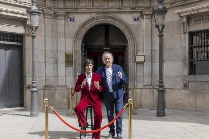 Joan Manuel Serrat entra al Museu de Cera de Barcelona