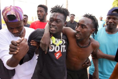 Diversos migrants es dirigeixen al Centre Temporal d'Immigrants (CETI), després de saltar la tanca de Melilla.