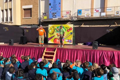 La canalla va poder gaudir de l’espectacle ‘Disfruita-la’ amb La Cremallera Teatre.