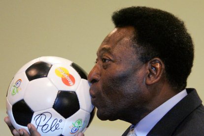 Pelé besa una pilota, l’objecte que més va estimar.