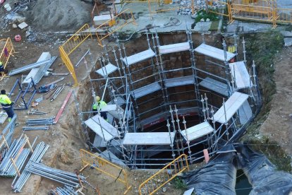 Les bastides que s’han col·locat a dins del pou, que té una profunditat de 10 metres.