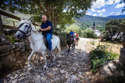 Excursionistas a caballo ayer por la mañana a la salida de Sort.