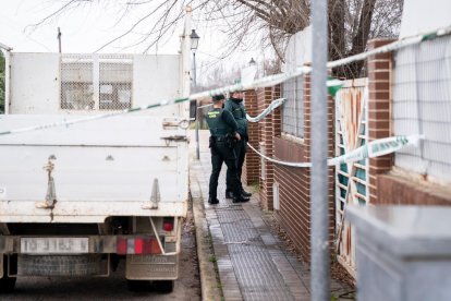 La Guardia Civil frente a la casa donde un hombre asesinó a su expareja en Toledo.