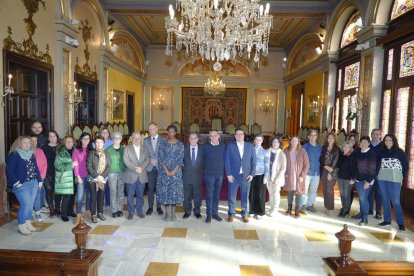 Foto de família amb tots els membres del comitè d’ètica de serveis socials Lourdes Zanuy, ahir a l’ajuntament.