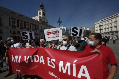 Concentració després de l’aprovació de la llei de l’eutanàsia.