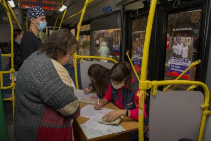 Una dona vota sobre l’annexió de les regions d’Ucraïna a Rússia.