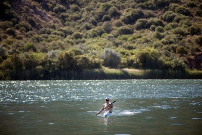 Un hombre navegando en un kayak ayer en Sant Llorenç de Montgai.