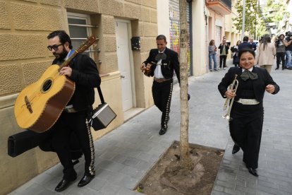 Un grupo de mariachis llega a la sede de JxCat, con el encargo anónimo de tocar “La cucaracha”.