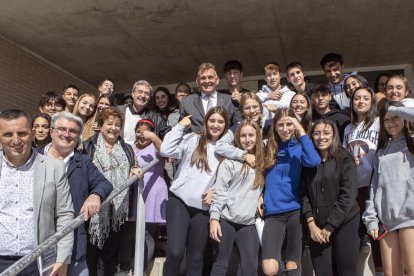 La visita del cònsol amb l’alcalde a l’INS Guissona.