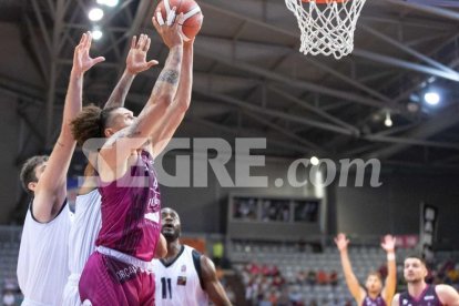 Michael Carrera prova una safata durant el partit