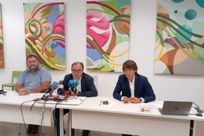 Ibars, Mòdol i Simon, ahir durant la presentació de la previsió de collita de fruita de pinyol.