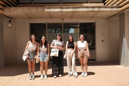 Cinco de las seis alumnas becadas por el IRBLleida, en la puerta del centro científico.