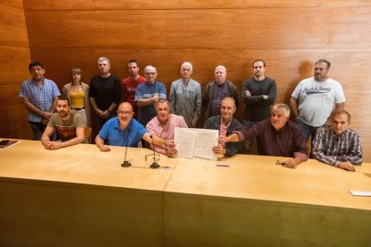 La firma del manifest per limitar les centrals solars ahir a la Granadella.