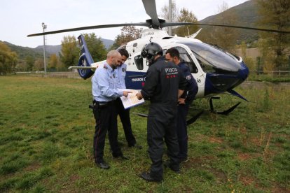 Efectivos de los Mossos d’Esquadra, ayer durante el dispositivo de búsqueda. 