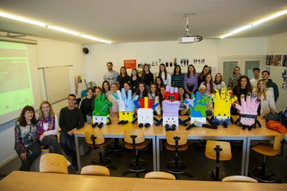 Los alumnos de Educación Infantil junto a los siete ‘Xuklis’ que han creado para Afanoc. 