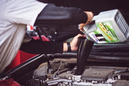 Compra i reparació de vehicles, energia i banca, els sectors més denunciats pels consumidors