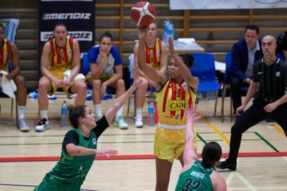 Stephanie Watts llança cistella al partit contra l’Araski.