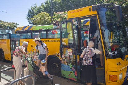 Algunos de los usuarios más madrugadores en el primer viaje del bus turístico ayer.