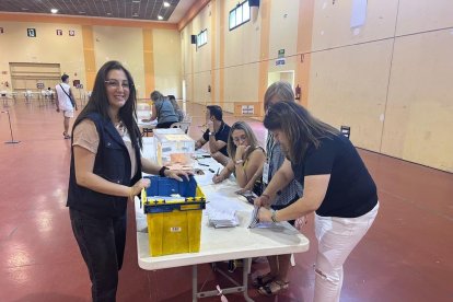 Una treballadora de Correus entrega els vots per correu a un col·legi electoral a Mollerussa.