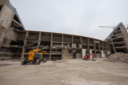 Avancen les obres del Camp Nou - El club va informar que aquestes primeres setmanes de juny s’ha procedit al desmantellament de tot l’interior de l’estadi i ja s’han iniciat les demolicions. En aquests moments hi ha 250 operaris implicats e ...