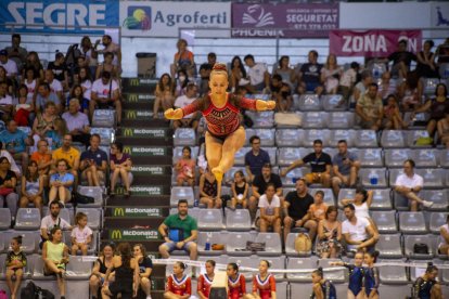 Una gimnasta realiza un salto durante uno de los ejercicios.