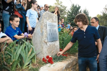 Puyol deposita flores en la placa que Tremp dedicó a Roqué en 2013.