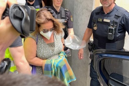 La alcaldesa de Sitges, Aurora Carbonell, en el momento de su detención escoltada por la Policía. 