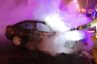 Vista del vehículo incendiado ayer de madrugada en Balaguer. 