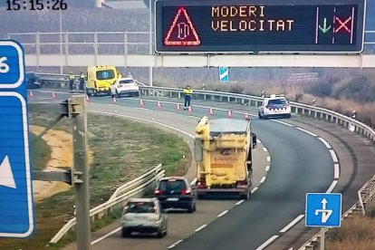 Vista de l’accident que va tenir lloc ahir a l’A-2 a Alcarràs.