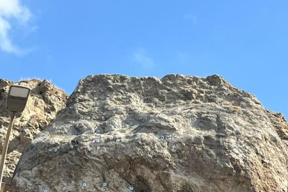 Los anclajes que se han instalado para sujetar la ladera.