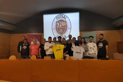 L’equip, amb els representants del club, Sant Joan de Déu i Serman Port, ahir a la presentació.