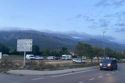 Un dels pàrquings habilitats a l’entrada de la localitat.