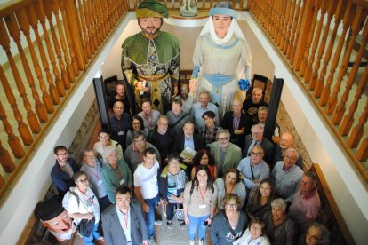 Els assistents a la jornada, amb els gegants Pau i Treva.