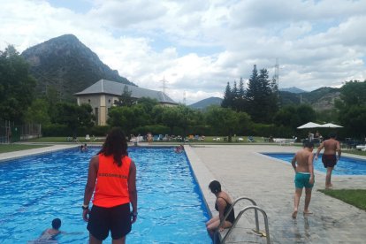 El Pont de Suert ha abierto este fin de semana su temporada de piscinas de verano con dos socorristas.