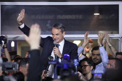 Kyriakos Mitsotakis celebra amb els seus seguidors la victòria.