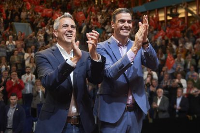 Entre promeses i retrets - El president del Govern central, Pedro Sánchez, va anunciar ahir en un míting a Santander que la llei de paritat obligarà també els òrgans constitucionals a la presència equilibrada d’homes i dones. El líder del  ...