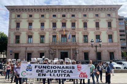 Funcionarios protestaron el pasado jueves ante la subdelegación del Gobierno en Lleida. 