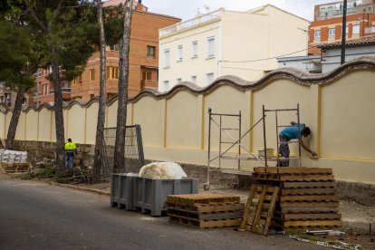 Operarios trabajando ayer al mediodía en la restauración de un tramo del muro.  