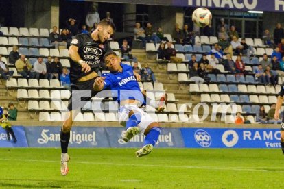 Thiago, en el seu debut amb el Lleida, intenta una rematada de cap.