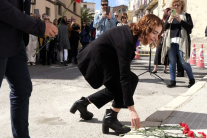 El Memorial Democrático coloca seis adoquines 'stolpersteine' en Arbeca y ya hay 439 por toda Cataluña