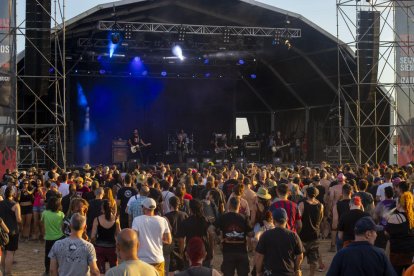 Decenas de personas disfrutando ayer del grupo Tropa Do Carallo en el Antifa Rock de Juneda.