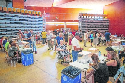 Colas para votar ayer poco antes del mediodía en el centro cívico de Balàfia.