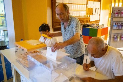 Colas para votar ayer poco antes del mediodía en el centro cívico de Balàfia.