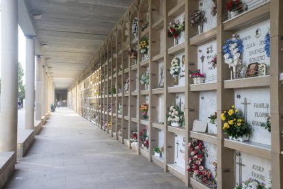 Nichos en el cementerio de Lleida. Los más caros, con mucha diferencia, son los de la segunda fila.